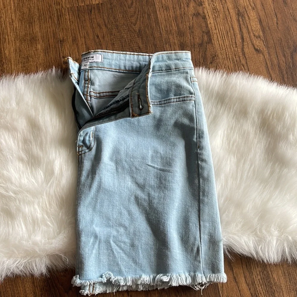 ⭐️
NWOT. DENIM SKIRT. O2 Denim made in Hollywood USA. Size Medium. - Picture 2 of 5